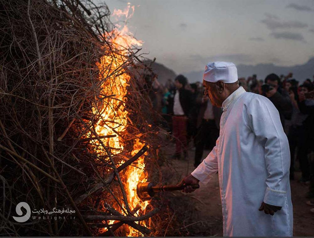 روشن کردن آتش در مراسم سده
